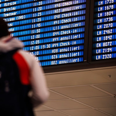Ein Reisender blickt auf eine Anzeigetafel mit anulierten Flügen. Bei der Lufthansa drohen neue Streiks. (Symbolbild)