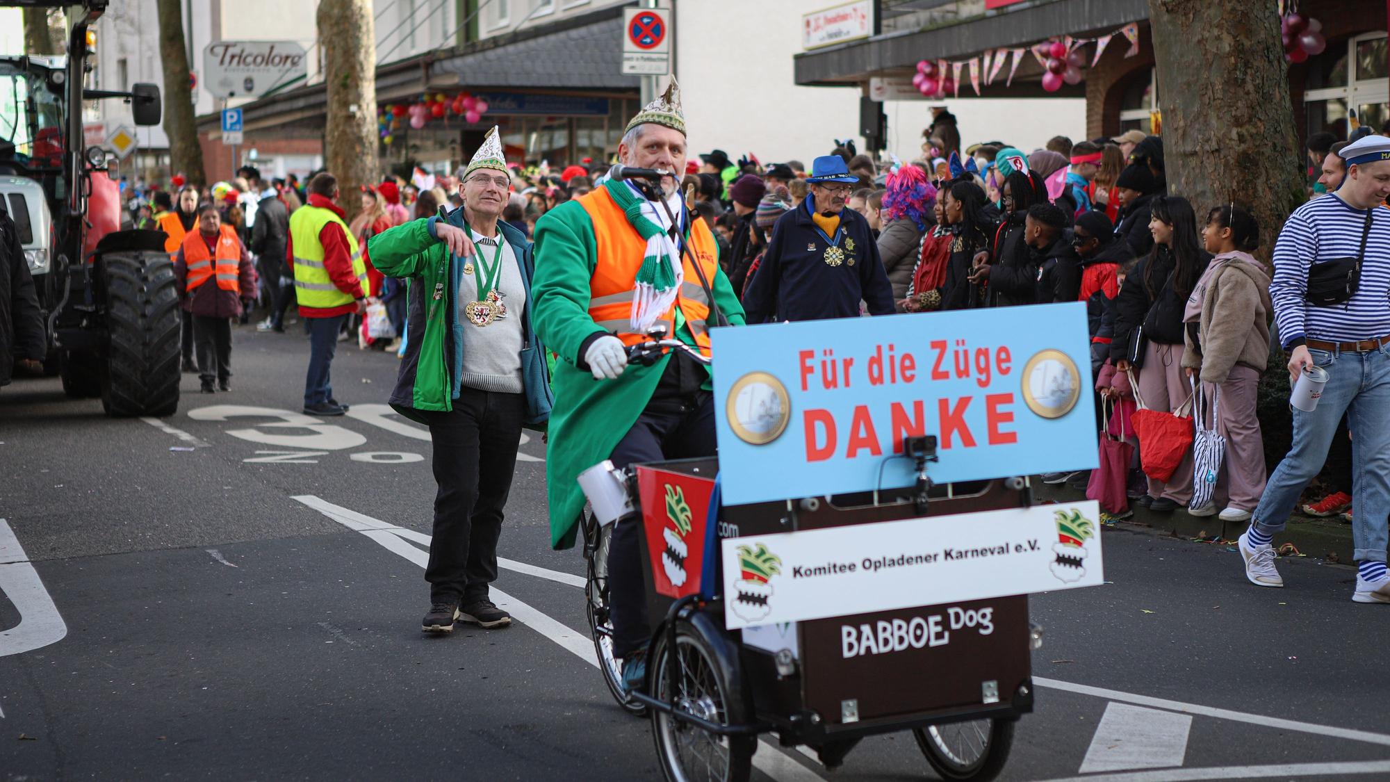 Das Komitee Opladener Karneval sammelte für die Zukunft der Züge.