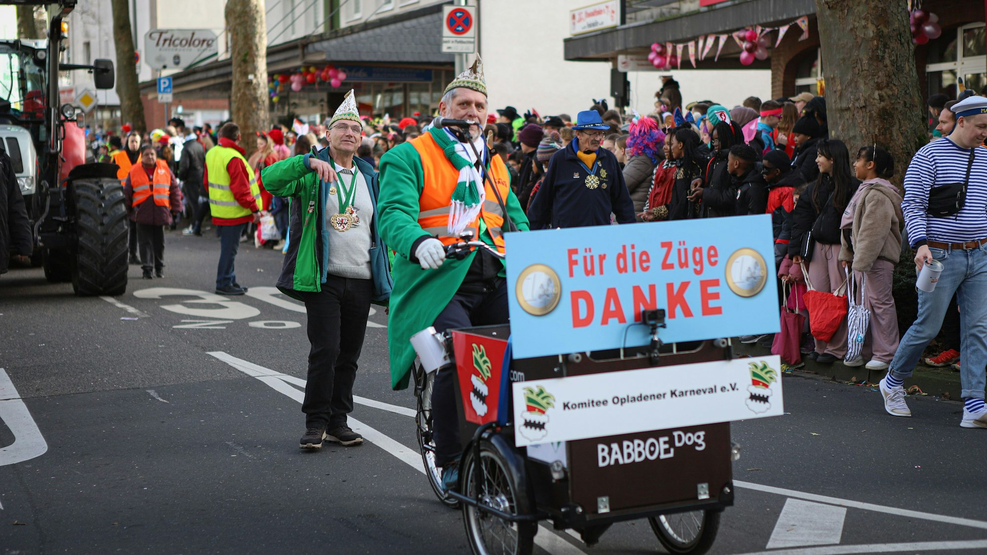 Das Komitee Opladener Karneval sammelte für die Zukunft der Züge.