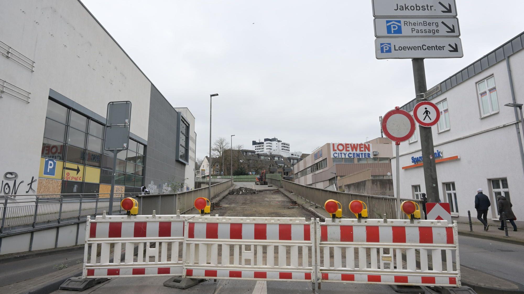 Mit Warnbaken ist die Stationsstraße in Bergisch Gladbach abgesperrt.