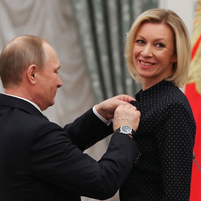 Maria Sacharowa (r.) zusammen mit Kremlchef Wladimir Putin. Die Sprecherin des russischen Außenministeriums hat deutschen Journalisten gedroht. (Archivbild)