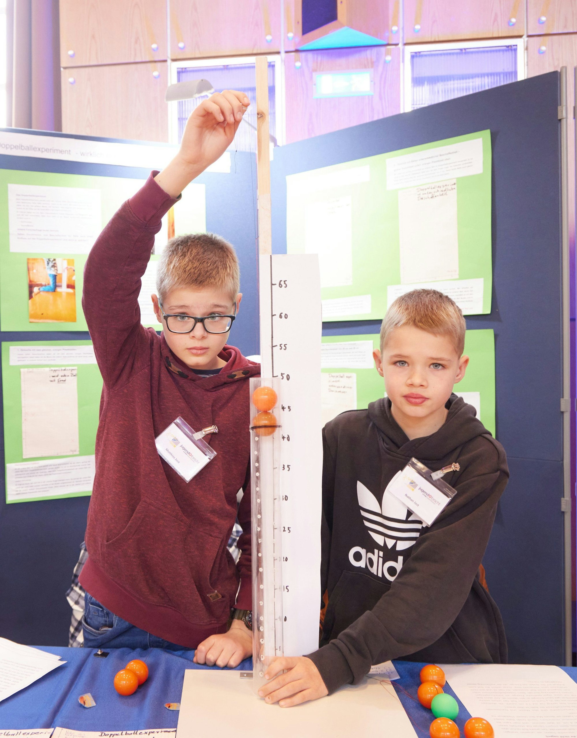 Matthias Jost (l.) und Nathan Jost mit ihrem Doppelballexperiment.