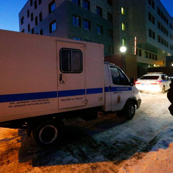 Ein Polizeiwagen mit dem russischen Oppositionspolitiker Alexej Nawalny kommt vor dem Beginn des Prozesses zum Bezirksgericht Babuschkinskij an.