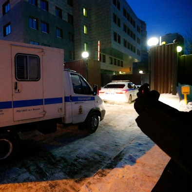 Ein Polizeiwagen mit dem russischen Oppositionspolitiker Alexej Nawalny kommt vor dem Beginn des Prozesses zum Bezirksgericht Babuschkinskij an.