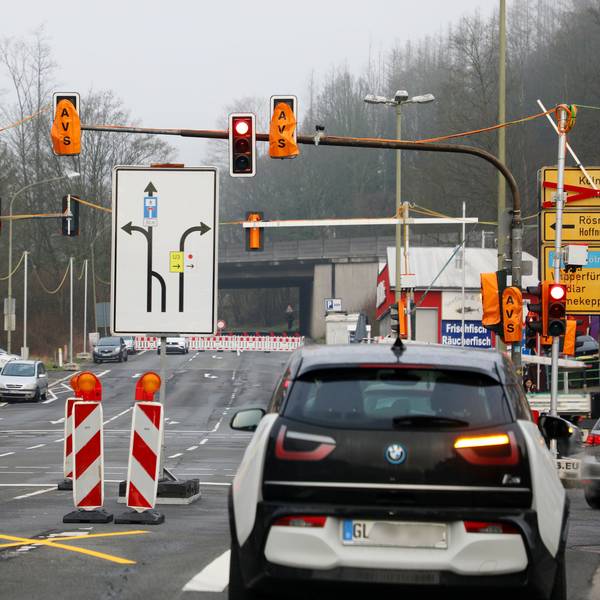Zu sehen sind Autos vor einer gesperrten Straße.