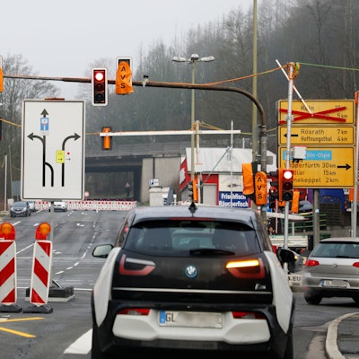 Zu sehen sind Autos vor einer gesperrten Straße.