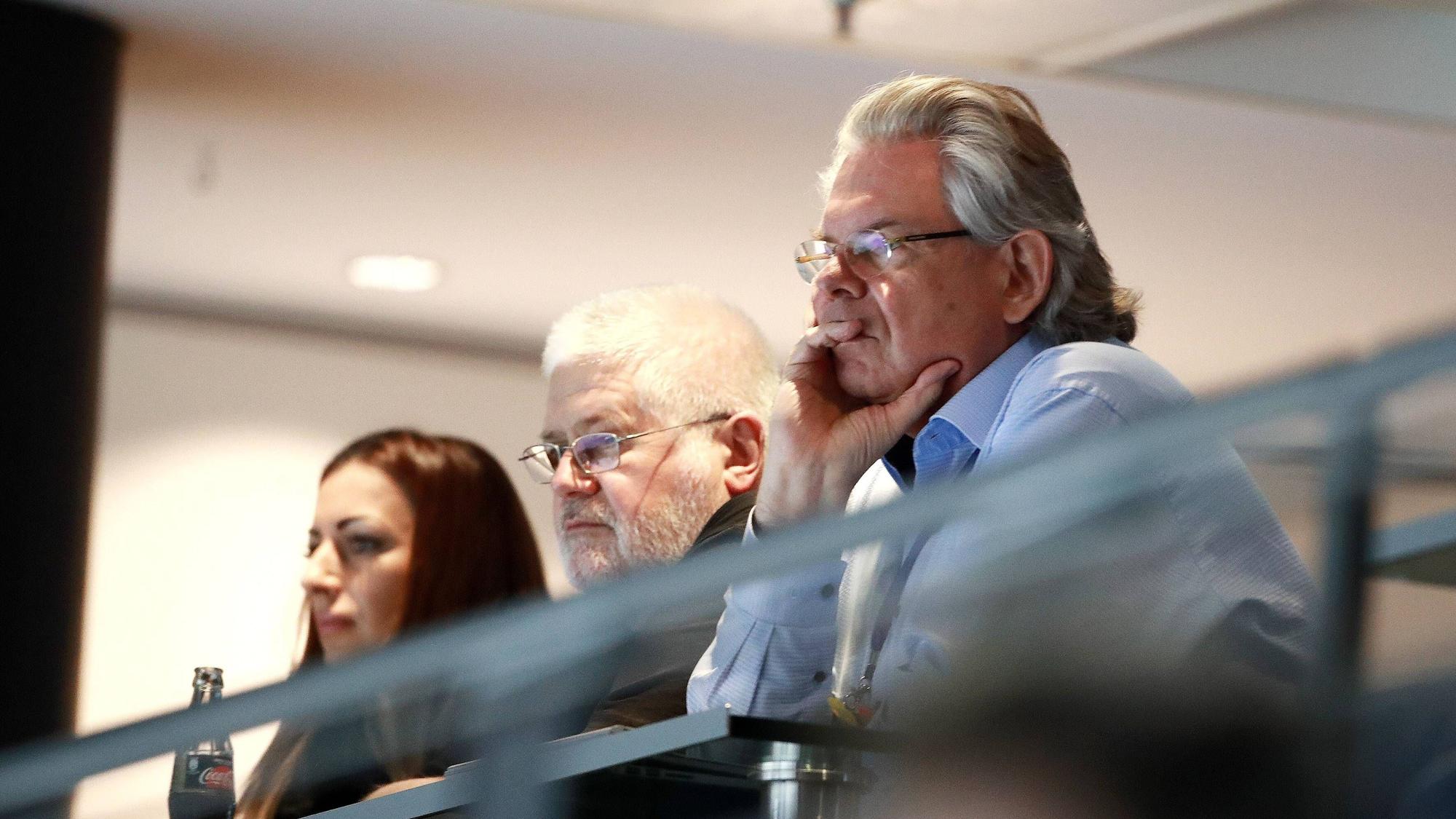 Frank Gotthardt sitzt bei einem Haie-Spiel neben Ralf Pape in der Loge.