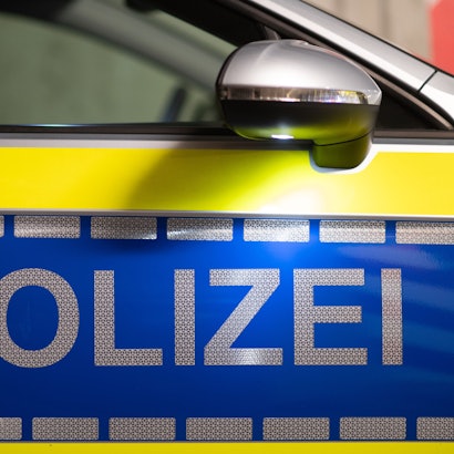 Polizei ist auf der Tür eines Polizeiautos zu lesen.