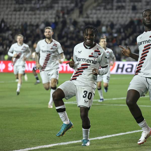 Victor Boniface (r) von Bayer Leverkusen jubelt nach seinem Tor mit seinem Mitspieler Jeremie Frimpong (l) in Baku gegen Karabach im November 2023.