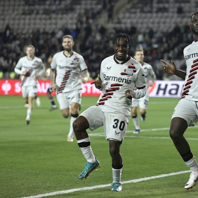 Victor Boniface (r) von Bayer Leverkusen jubelt nach seinem Tor mit seinem Mitspieler Jeremie Frimpong (l) in Baku gegen Karabach im November 2023.