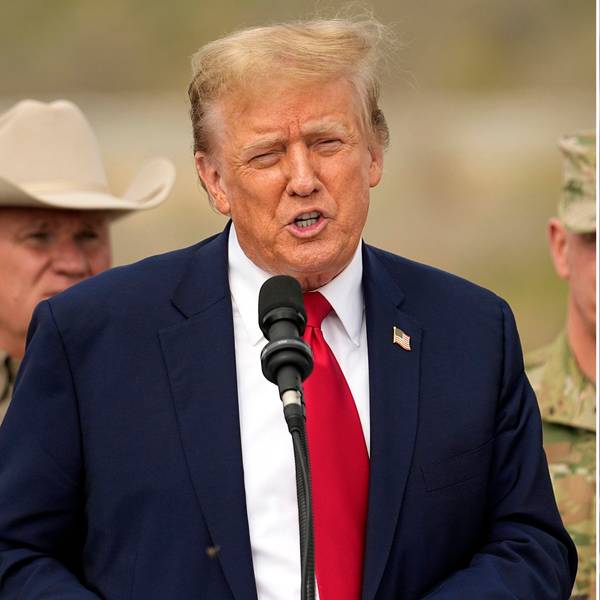 Die Bildkombo zeigt Donald Trump während eines Besuchs an der Grenze zwischen den USA und Mexiko und Joe Biden, Präsident der USA, während einer Rede bei einem Besuchs an der südlichen US-Grenze zu Mexiko in Brownsville in Texas.