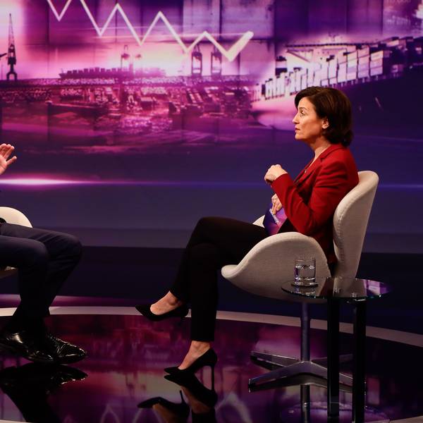 Im TV-Studio zu sehen: der Ministerpräsident von Nordrhein-Westfalen Hendrik Wüst (CDU) spricht mit Talk-Gastgeberin Sandra Maischberger.