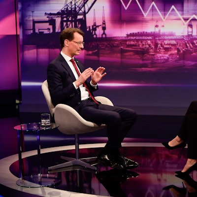 Im TV-Studio zu sehen: der Ministerpräsident von Nordrhein-Westfalen Hendrik Wüst (CDU) spricht mit Talk-Gastgeberin Sandra Maischberger.