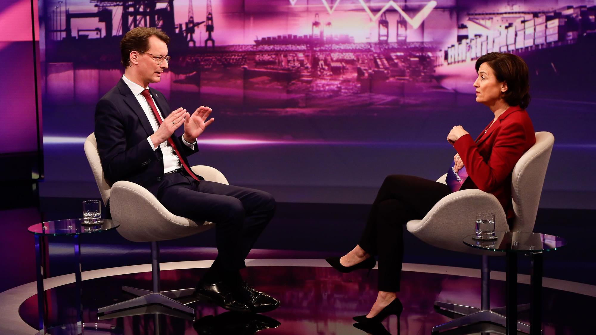 Im TV-Studio zu sehen: der Ministerpräsident von Nordrhein-Westfalen Hendrik Wüst (CDU) spricht mit Talk-Gastgeberin Sandra Maischberger.