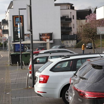 Autos, die vor dem Aldi in Kaldauen parken, müssen nach dem Einkauf auf die  Hauptstraße zurücksetzen