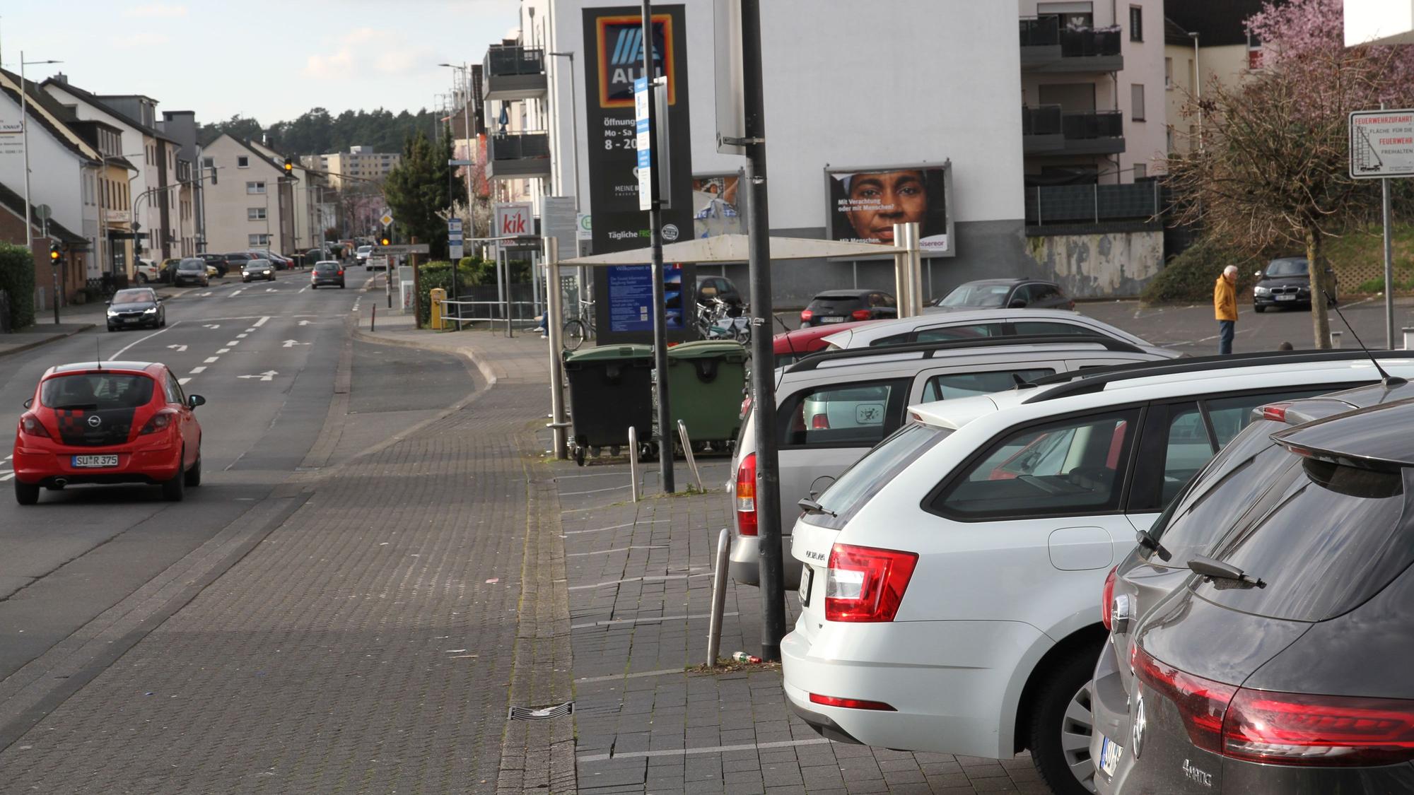Autos, die vor dem Aldi in Kaldauen parken, müssen nach dem Einkauf auf die Hauptstraße zurücksetzen
