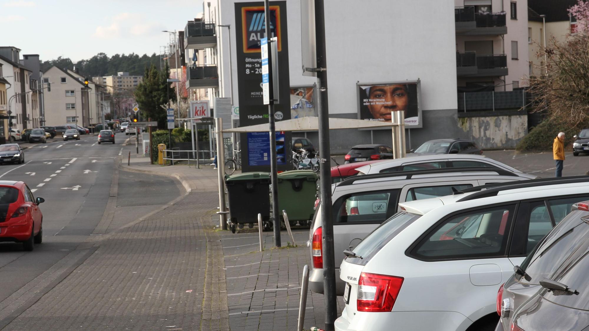 Autos, die vor dem Aldi in Kaldauen parken, müssen nach dem Einkauf auf die Hauptstraße zurücksetzen