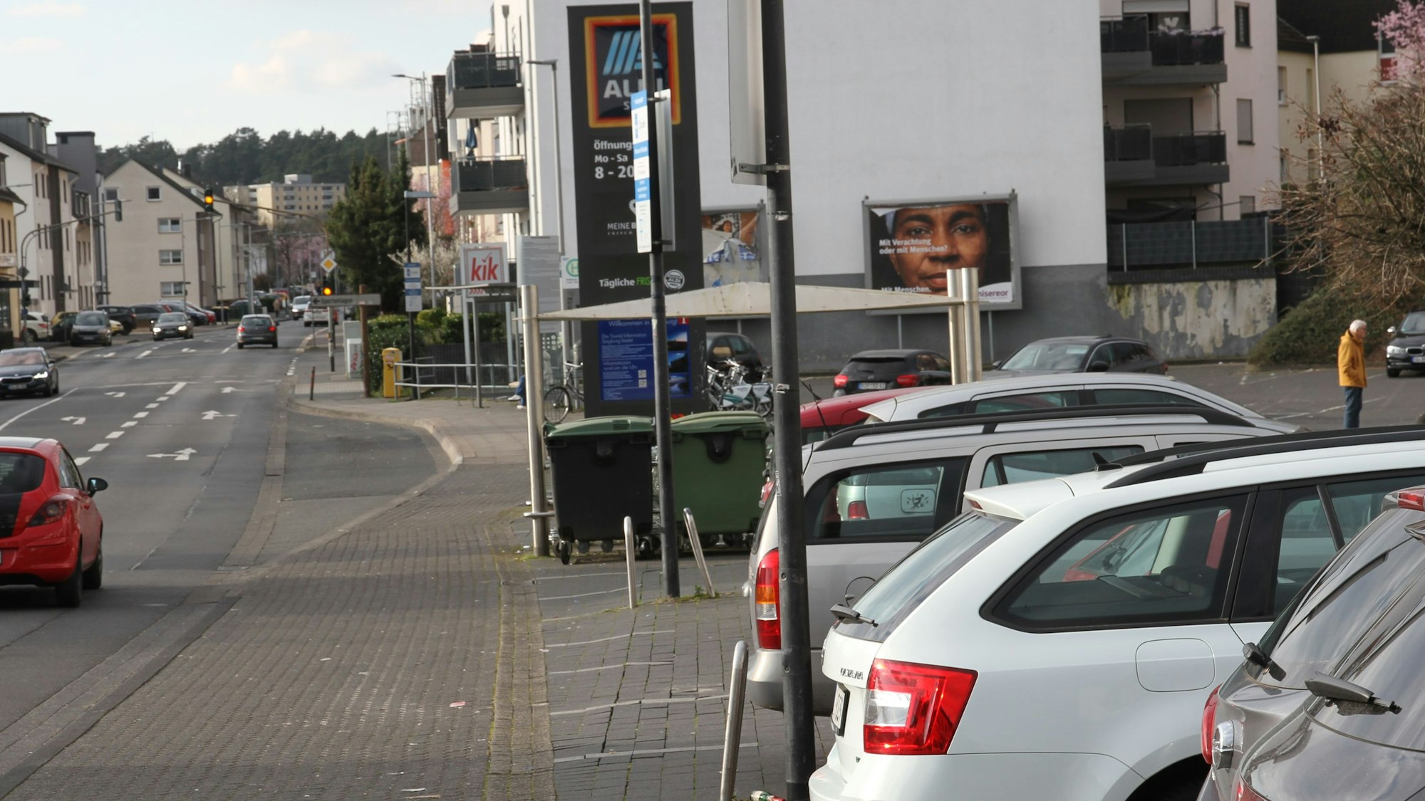 Autos, die vor dem Aldi in Kaldauen parken, müssen nach dem Einkauf auf die Hauptstraße zurücksetzen