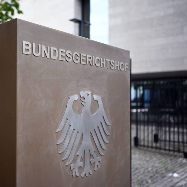 Ein Hinweisschild mit Bundesadler und der Aufschrift Bundesgerichtshof, aufgenommen vor dem Bundesgerichtshof (BGH).
