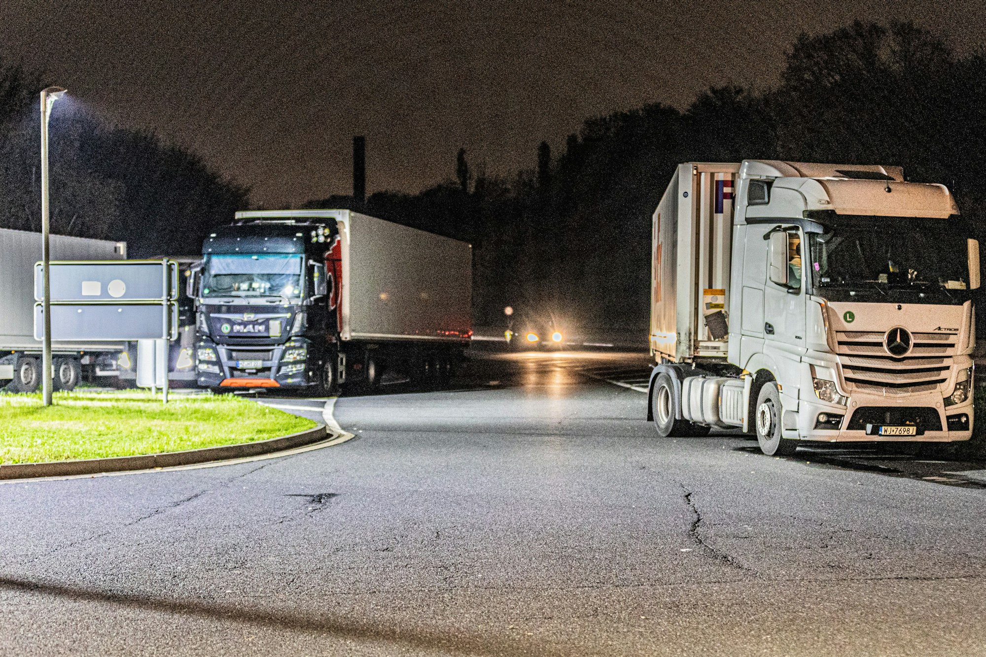 In der Einfahrt parken LKW auf dem Rastplatz Schlos Röttgen bei Köln Foto: Meike Böschemeyer