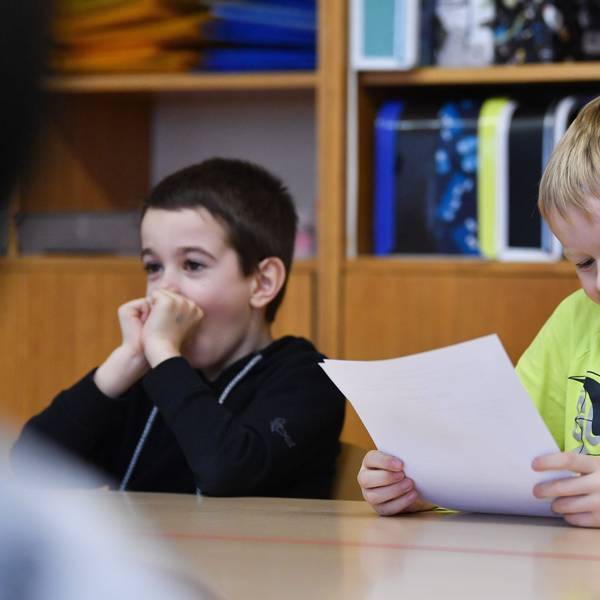 Zwei Grundschüler in einer Klasse.