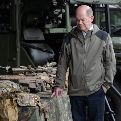 Bundeskanzler Olaf Scholz (SPD) betrachtet während eines Besuchs des Kommandos Spezialkräfte (KSK) der Bundeswehr Waffen. Vor allem aus Großbritannien kommt zuletzt harte Kritik am Kanzler.