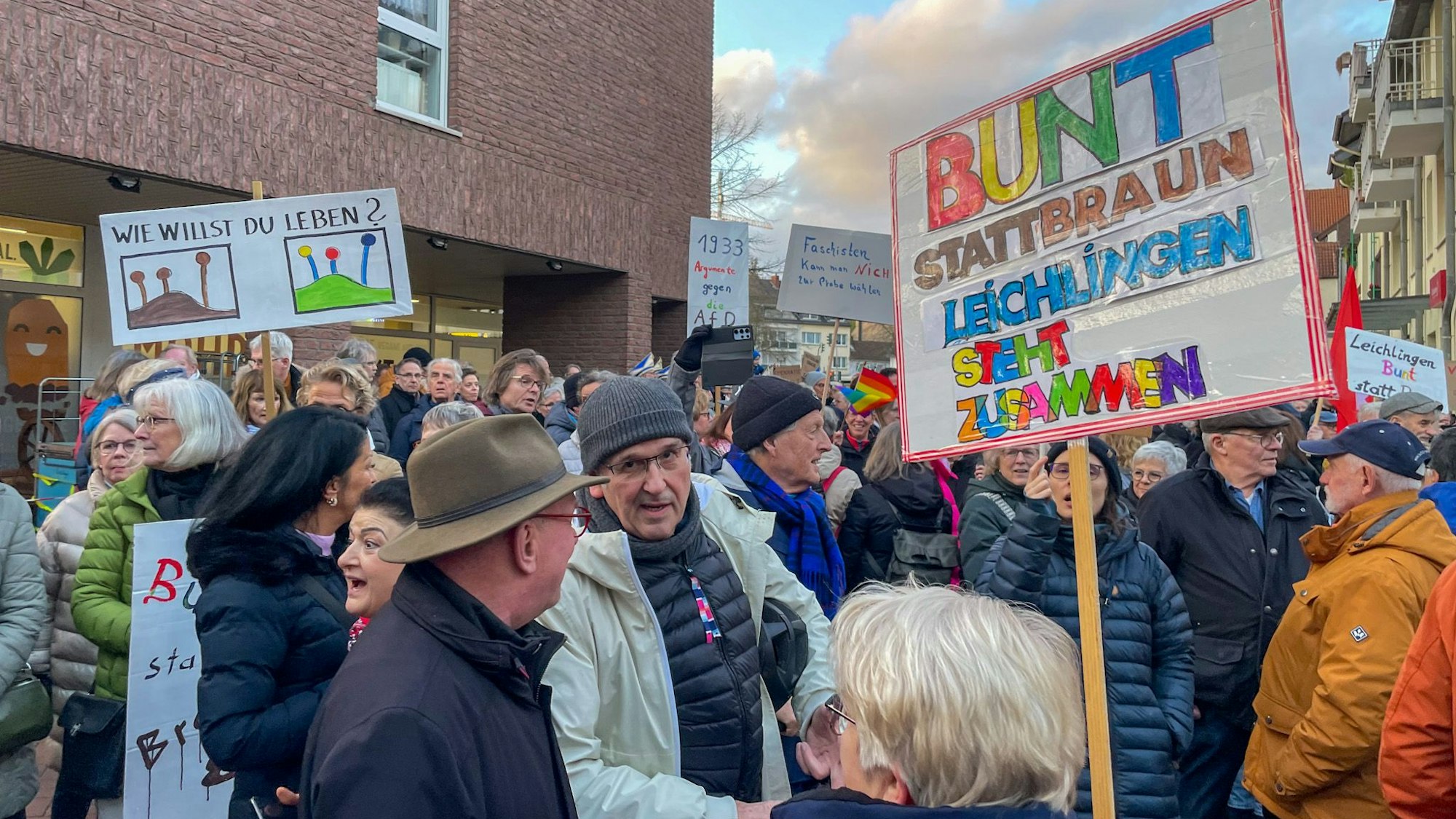 Anfang Februar hat es bereits zwei Demos, hier die vom Integrationsrat organisiert, gegeben.