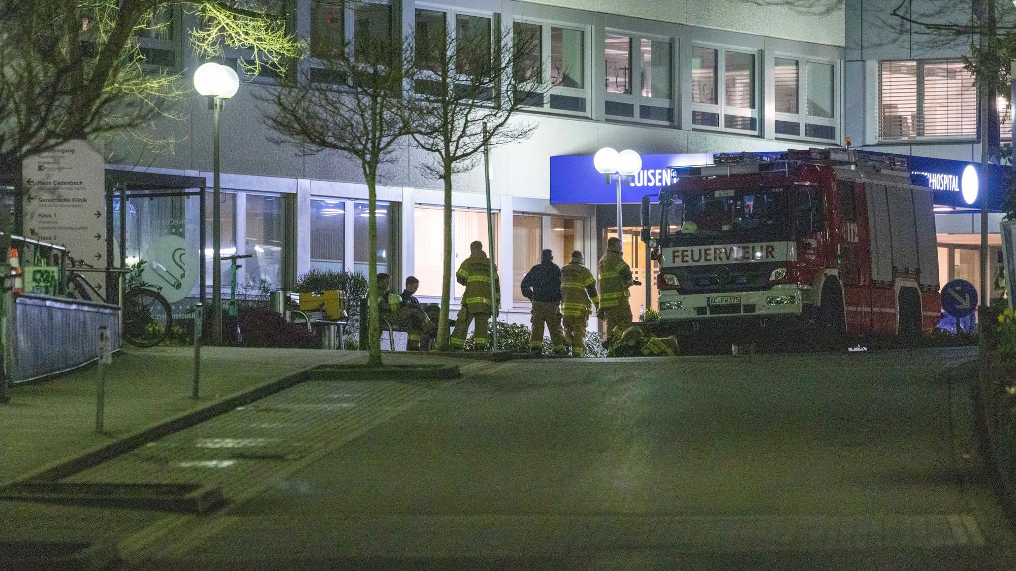 Ein Einsatzfahrzeug der Feuerwehr steht nach dem Großeinsatz der Polizei vor dem Luisenkrankenhaus.