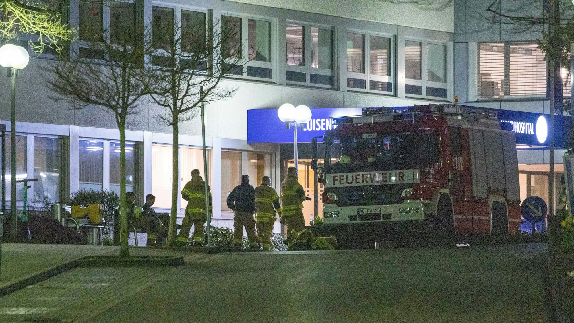 Polizei und Feuerwehr stehen vor dem abgesperrten Luisenhospital nahe der Aachener Innenstadt. Eine 65-jährige Frau hatte einen Großeinsatz ausgelöst, nachdem sie einen Mitarbeiter bedroht und sich mit einer Attrappe eines Sprengstoffgürtels verschanzt hatte.