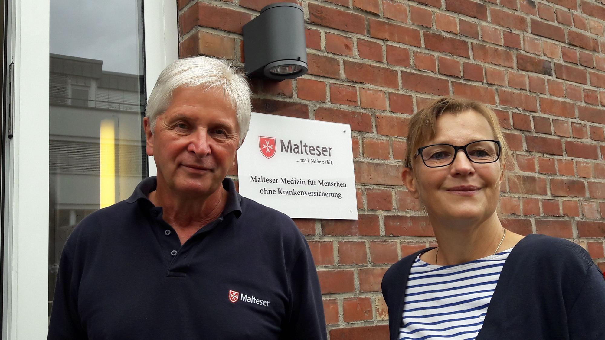 Heinrich Flammang und Imke Kreuzer vor der Malteser Medizin für Menschen ohne Krankenversicherung.