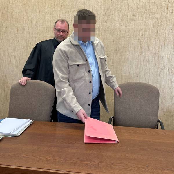Der Beschuldigte mit seinem Verteidiger vor dem Urteil im Kölner Landgericht.