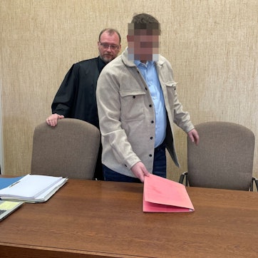 Der Beschuldigte mit seinem Verteidiger vor dem Urteil im Kölner Landgericht.