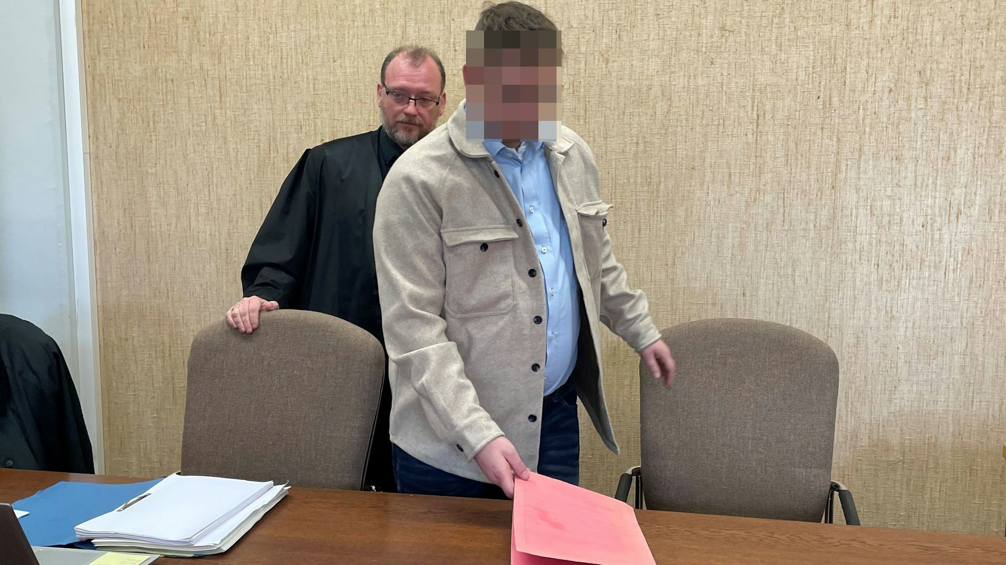 Der Beschuldigte mit seinem Verteidiger vor dem Urteil im Kölner Landgericht.