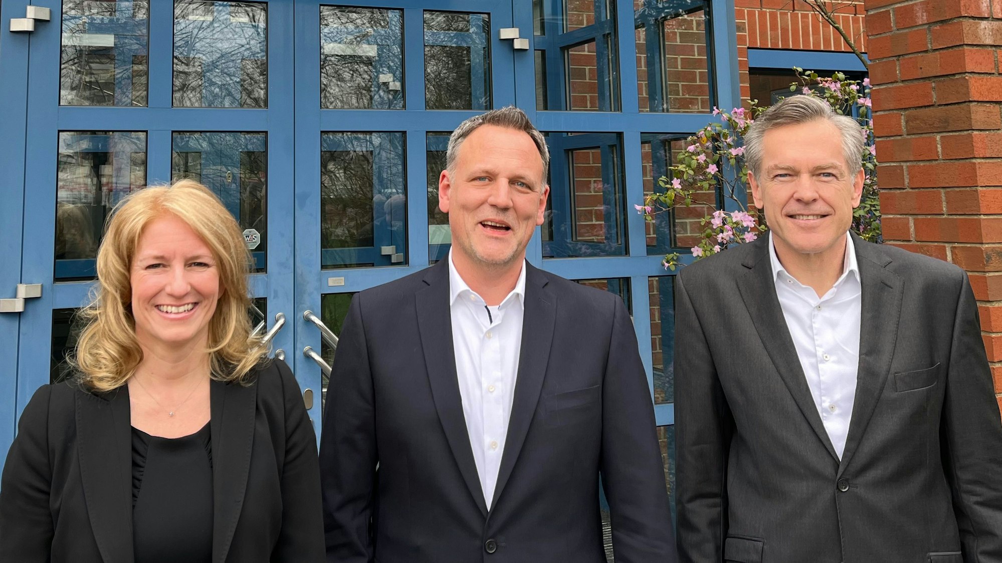 Präsidentin Nicole Grünewald mit Jörg Hausmann und Hauptgeschäftsführer Uwe Vetterlein vor der IHK-Geschäftsstelle an der Schusterinsel in Opladen.