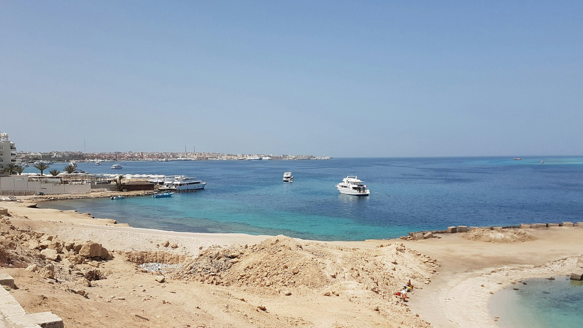 ARCHIV - 15.04.2020, Ägypten, Hurghada: Menschenleer ist der Badestrand von Hurghada.