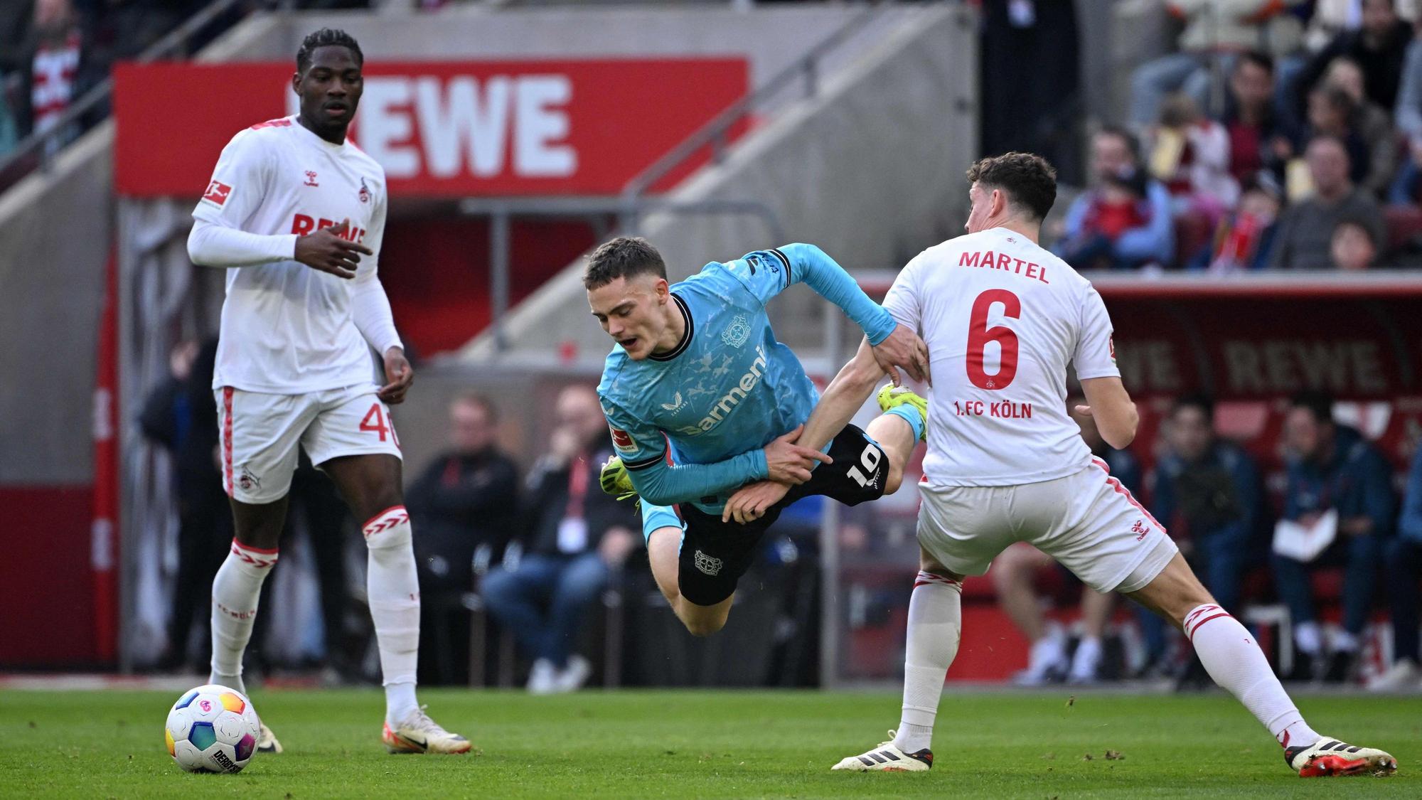 Köln-Spieler Eric Martel gegen Leverkusens Florian Wirtz vergangenen Sonntag