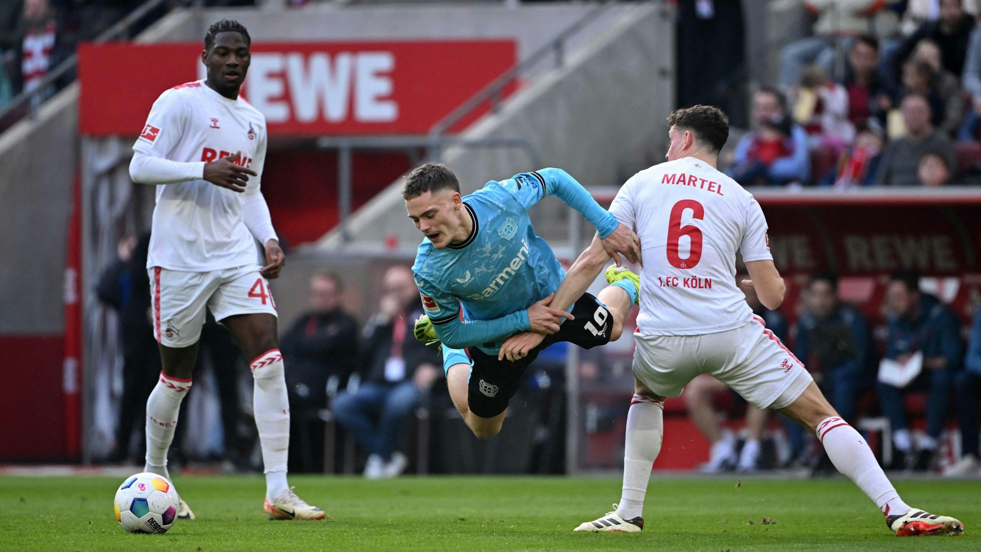 Köln-Spieler Eric Martel gegen Leverkusens Florian Wirtz vergangenen Sonntag