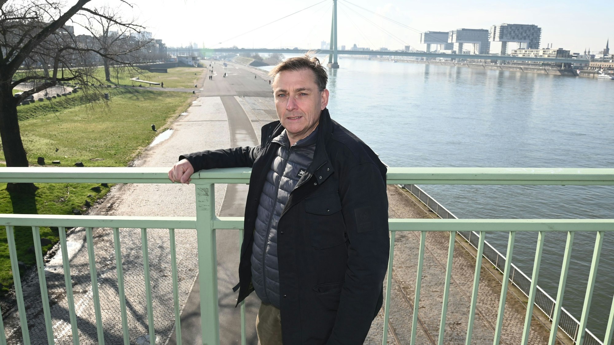 Wilfried Hoffmann steht am Geländer der Deutzer Brücke oberhalb des Kirmesgeländes.