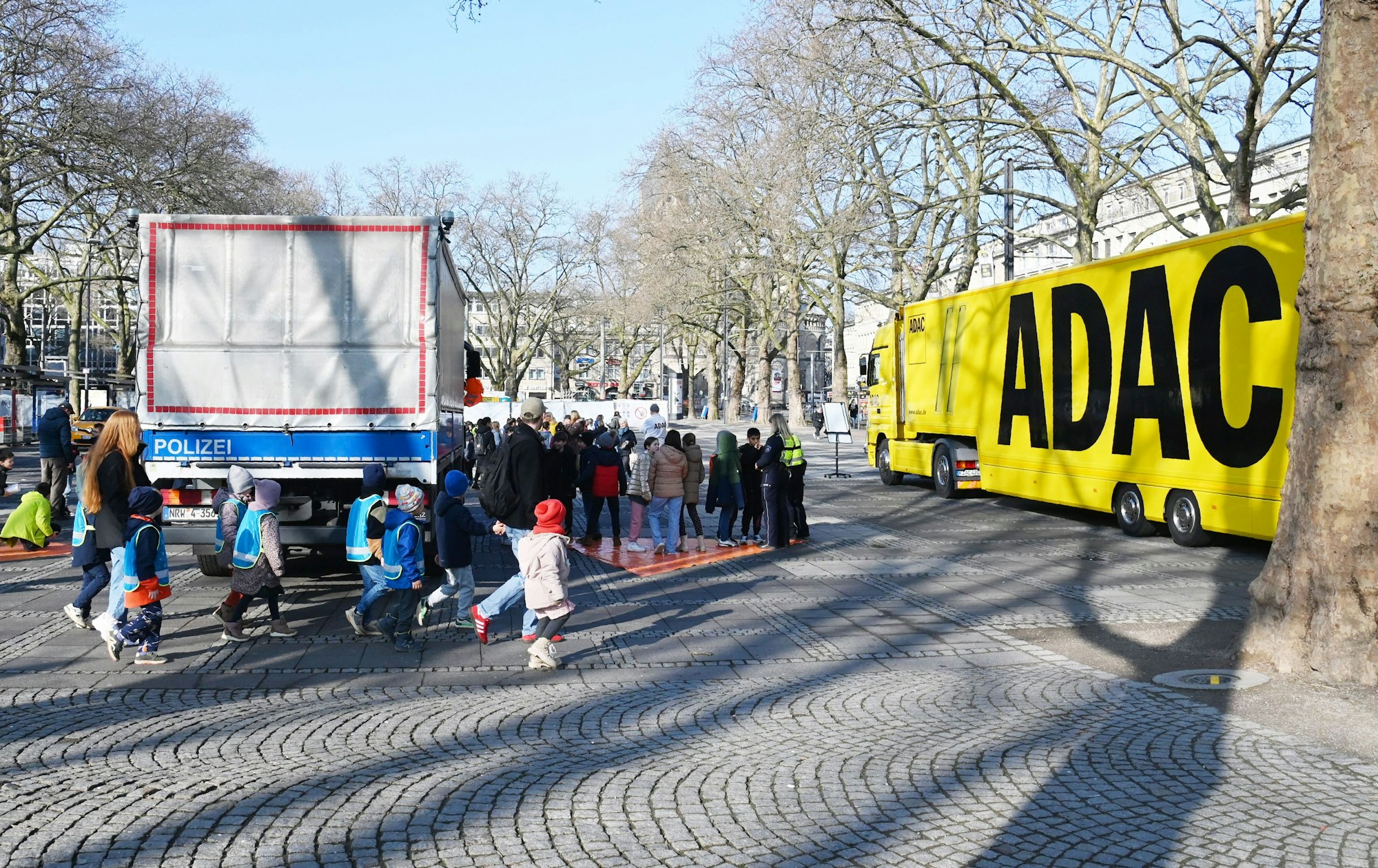 Auf dem Neumarkt konnten die Kinder auch die Position des Lasterfahrers einnehmen.