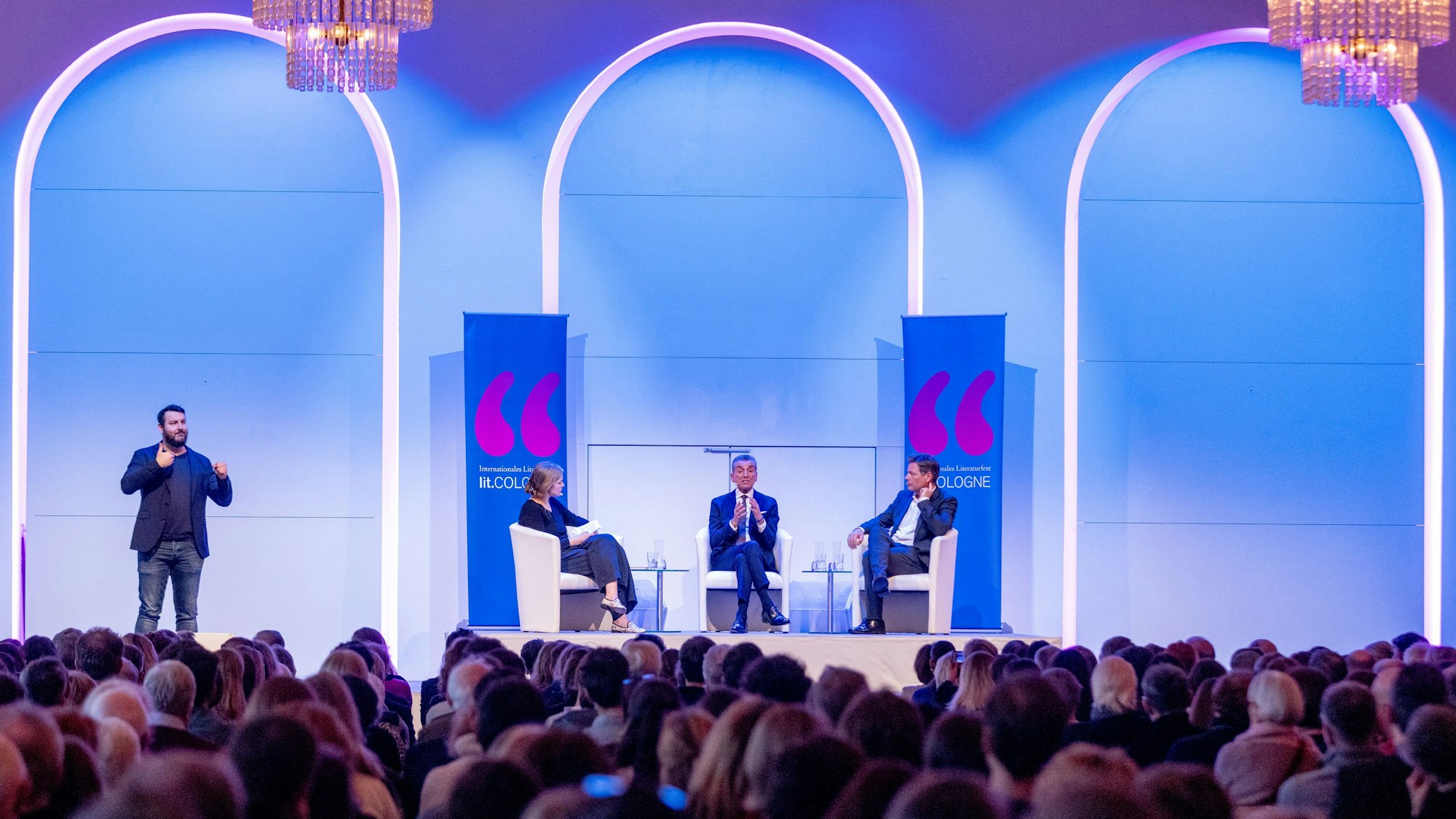 Eine Veranstaltung der lit.Cologne mit Michel Friedman und Robert Habeck in der Flora Köln. (Archivbild)