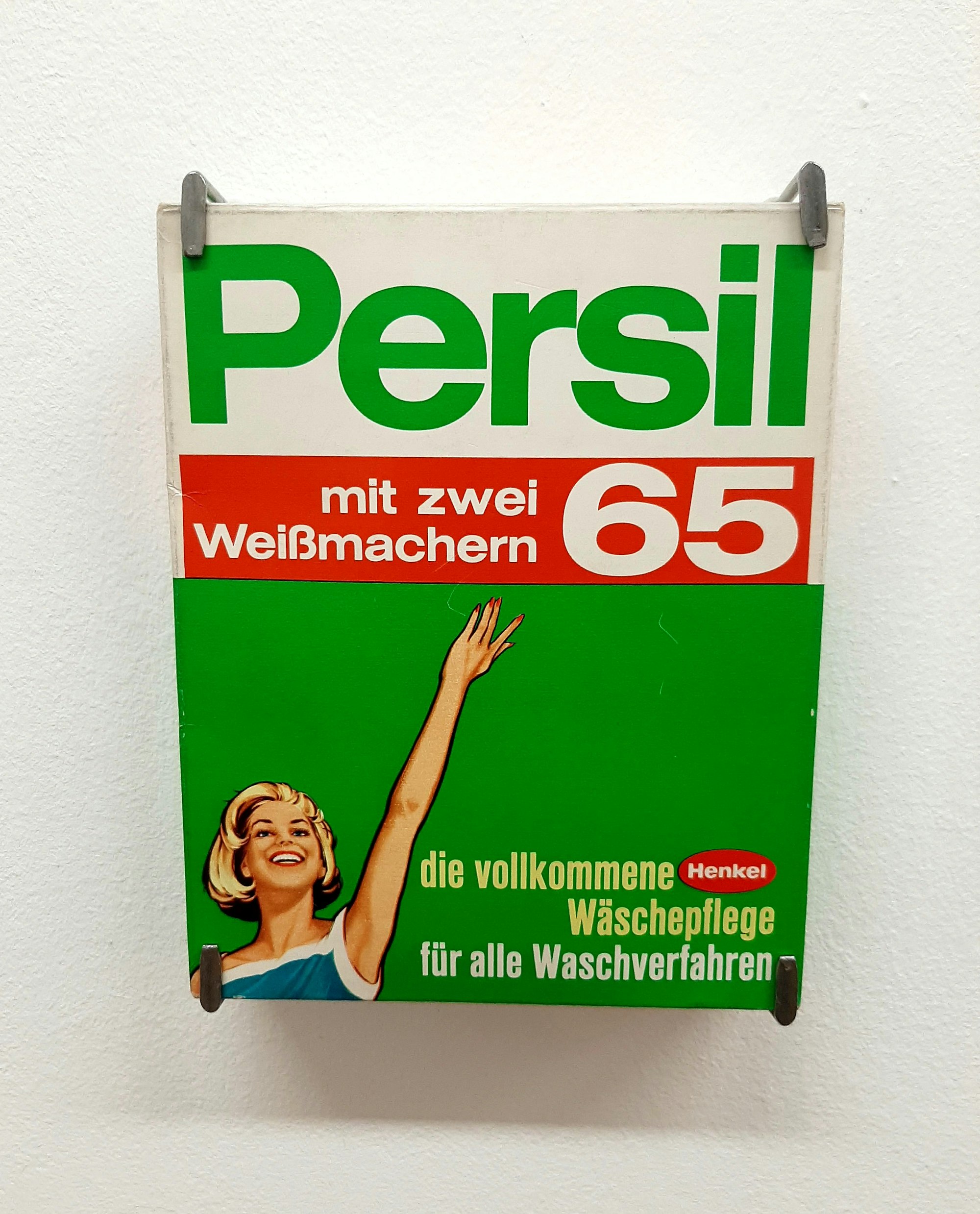 Sarkastisch ist der Waschmittelkarton der Marke „Persil“ aus dem Jahre 1965, auf dem etwas von „Weißmachern“ steht
