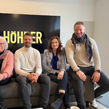 Micki Schläger, Hilde Mostart, Petra Bergmann und Patrick Lück (v.l.) freuen sich auf Pedro Schädel (M.).