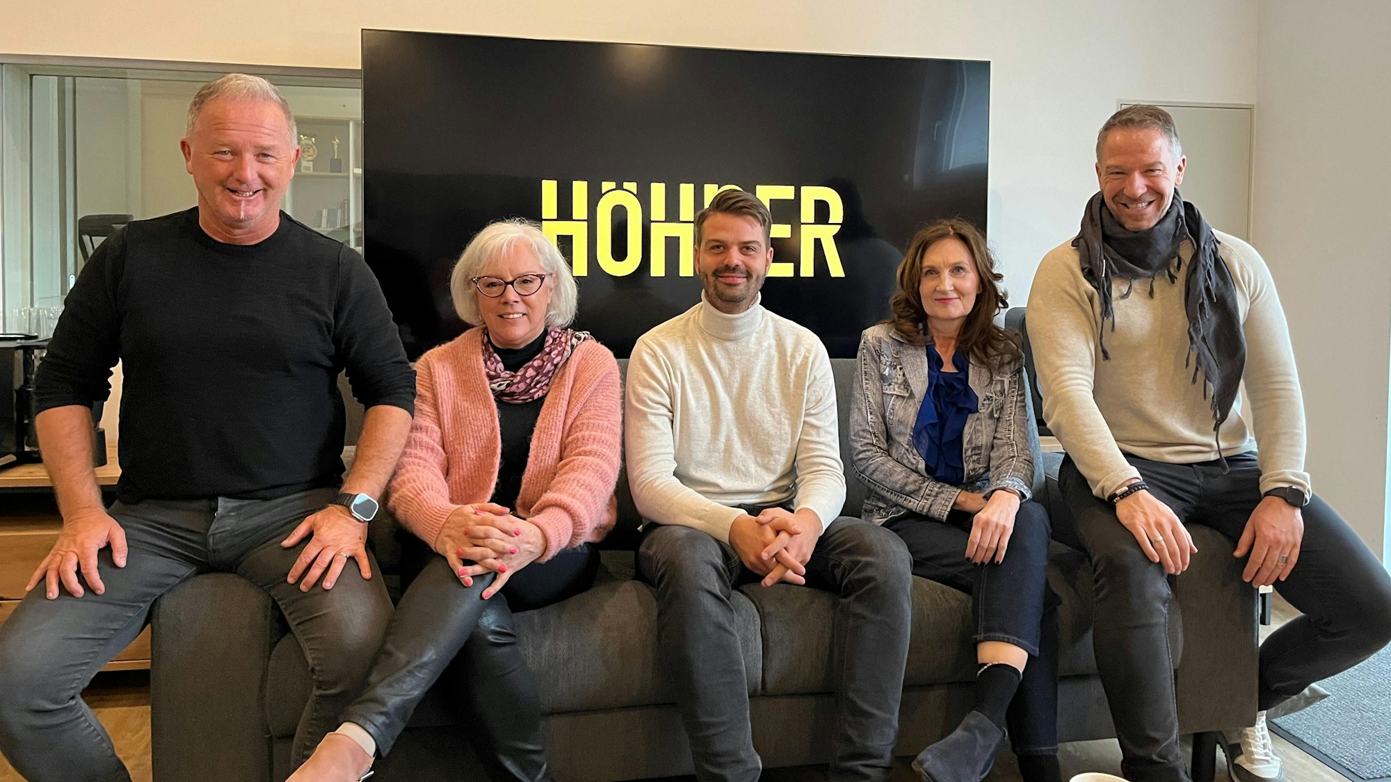Micki Schläger, Hilde Mostart, Petra Bergmann und Patrick Lück (v.l.) freuen sich auf Pedro Schädel (M.).