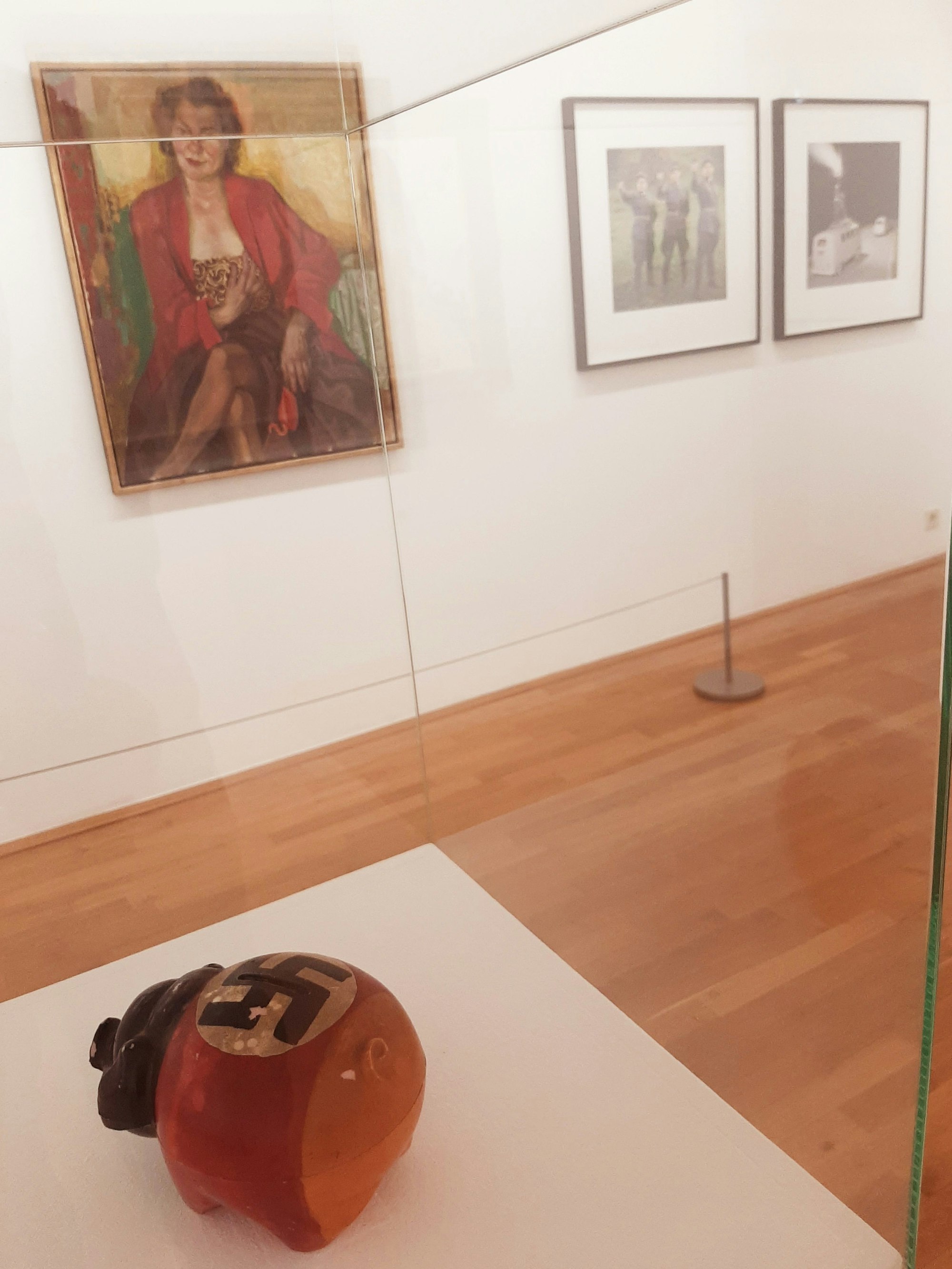 Blick in die Ausstellung mit dem „Nazischwein“ im Fokus.