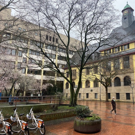 Auf dem Bild ist das Rathaus in Frechen zu sehen.