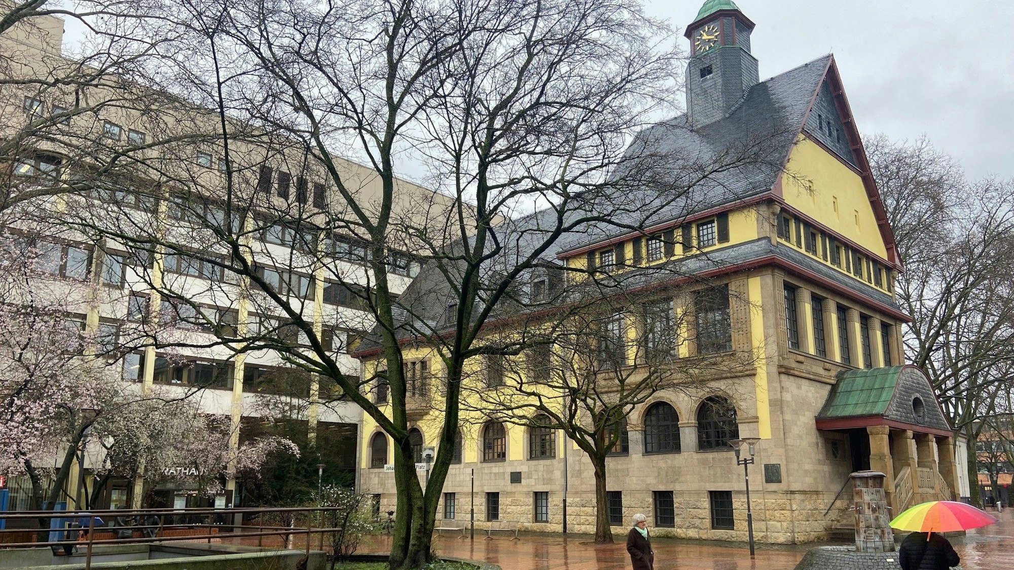 Auf dem Bild ist das Rathaus in Frechen zu sehen.