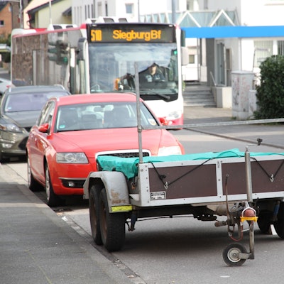 Autos und ein Bus auf einer Hauptstraße