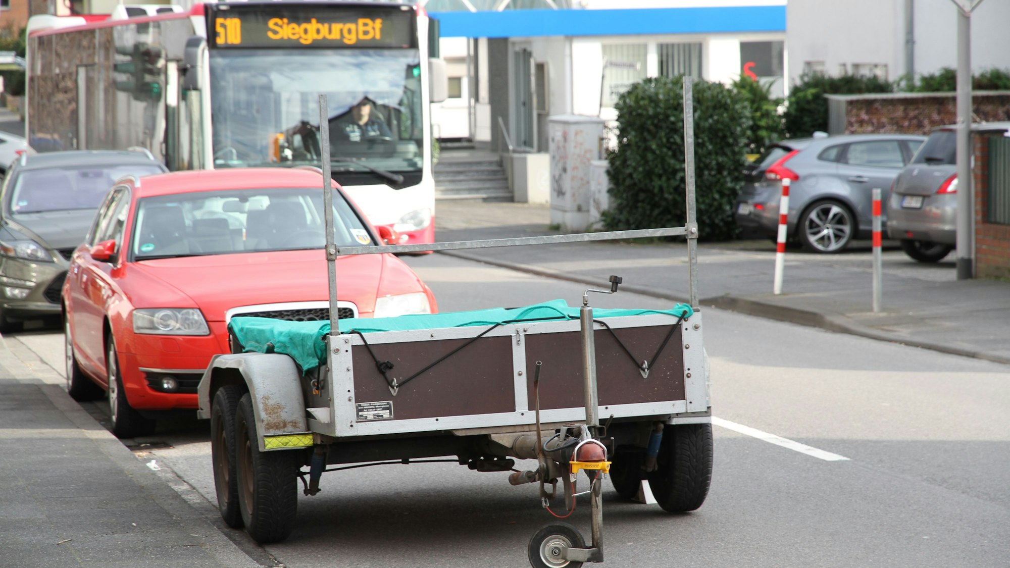 Autos und ein Bus auf einer Hauptstraße