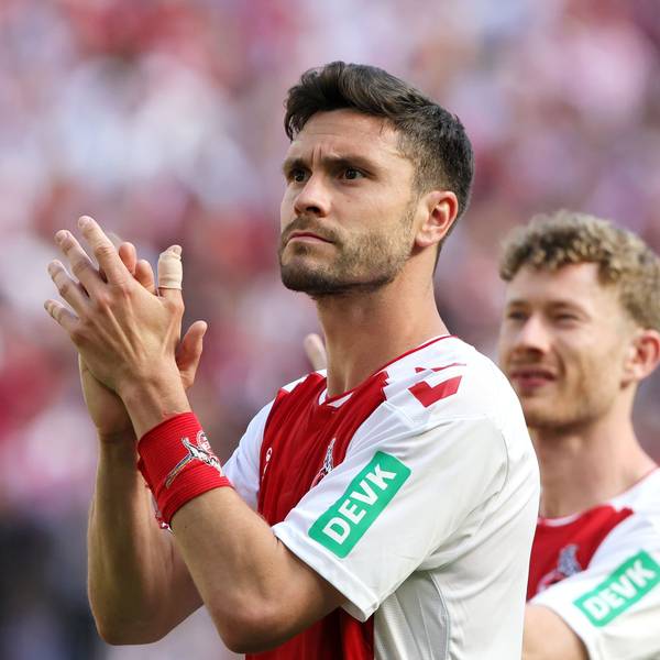Sein letzter Auftritt als FC-Spieler: Jonas Hector bei der Verabschiedung nach dem Spiel gegen Bayern München im Mai 2023. Im Hintergrund: Florian Kainz.