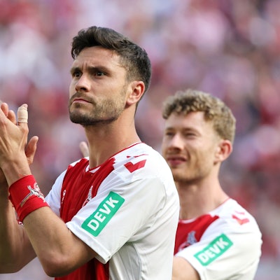 Sein letzter Auftritt als FC-Spieler: Jonas Hector bei der Verabschiedung nach dem Spiel gegen Bayern München im Mai 2023. Im Hintergrund: Florian Kainz.
